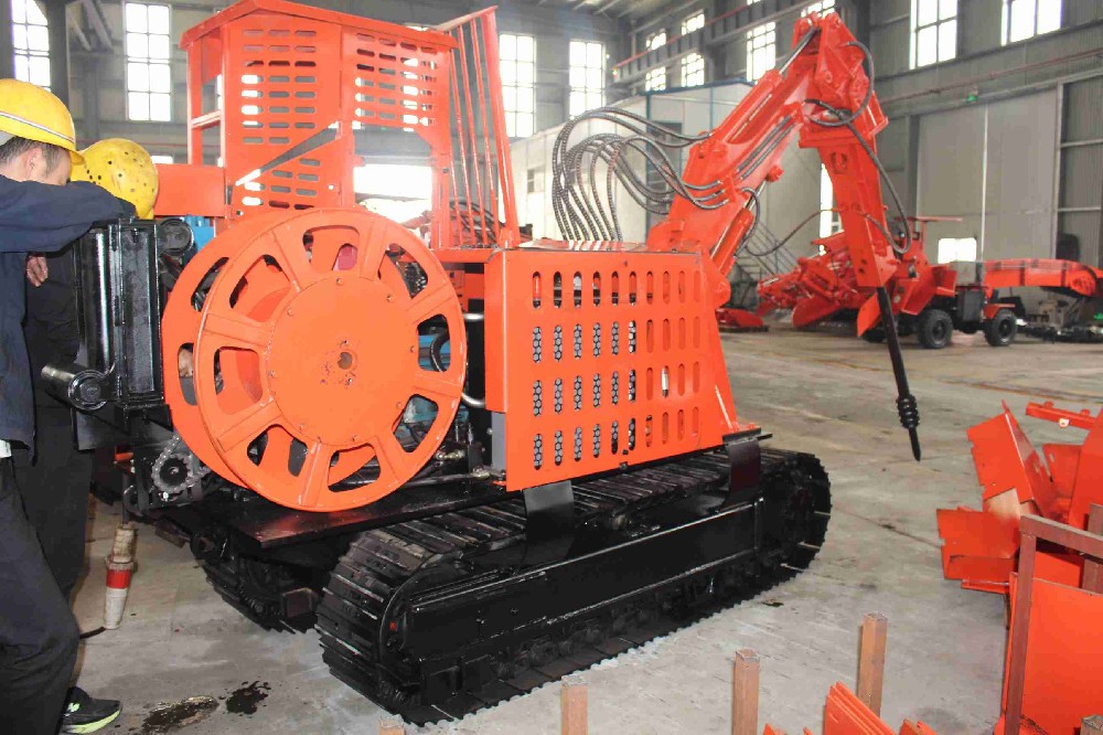 用手代替扒渣機作業(yè)，礦工們?yōu)楹沃焙舨豢赡?
